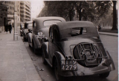 Fiat 500 'Mouse' cabriolet behind two Swedish cars in Park Lane, London, early 1940s.