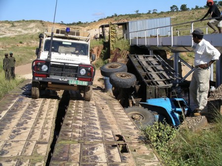 (AN 96-04)(0tax)KK.Menongue-Longa road_resize