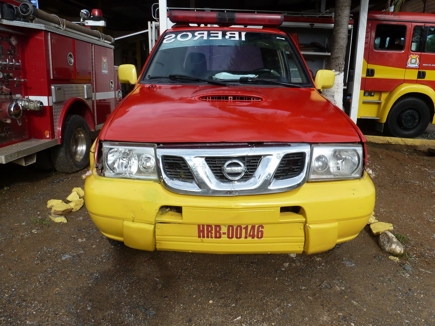 (HON gv)(fire)_HRB-00146_f_(r.y)_Nissan ute.Roatan2017VB